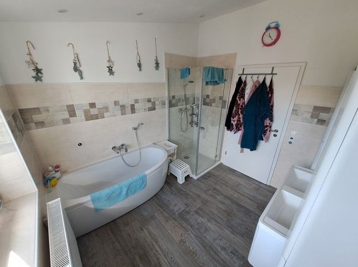 modernes Einfamilienhaus mit Einbaupool zu verkaufen – Bad oben