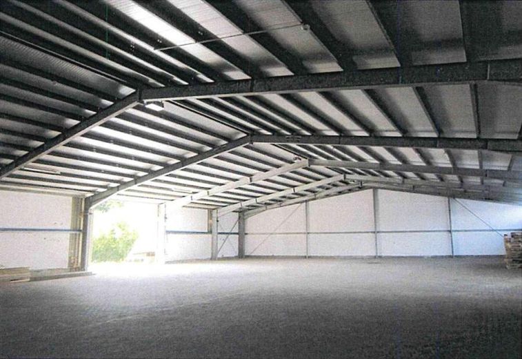 Capannone di stoccaggio e produzione di 1000m² nella zona industriale, 2,75 €/m² vicino a Saarbrücken (uffici opzionali) – Halle innen Foto 1