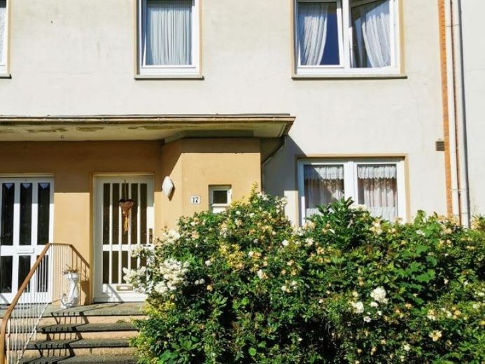 Przyjazny rodzinie dom szeregowy, w pełni podpiwniczony, z balkonem, dużym ogrodem w spokojnej lokalizacji i garażem – Zdjęcie 1