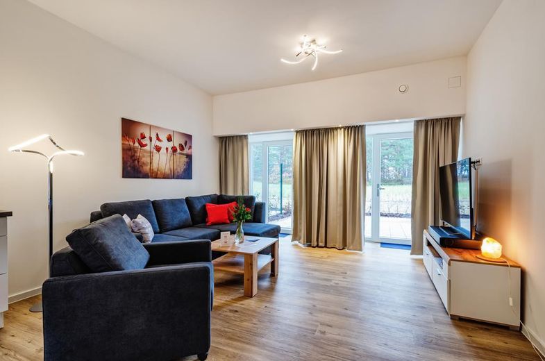 Modernisierte Ferienwohnung in Prora, 100 m zur Ostsee, zwei Terrassen -provisionsfrei- – Wohnbereich