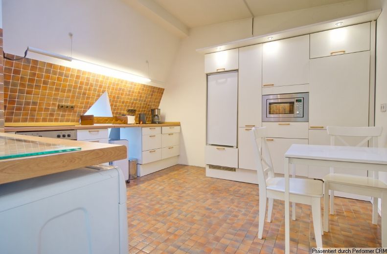 Im Herzen von Düsseldorf Oberkassel: Großzügige, möblierte 2-Zimmer-Wohnung im 5. OG mit Aufzug – 743b4a25715068e4a0fa8ebaea400b66b980ebc0.jpg