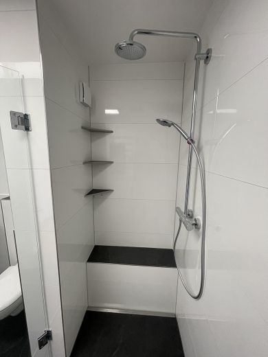 Dusche mit Sitzbank und Ablage