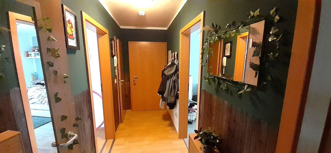 helle 3-Zi.-Wohnung mit großem Balkon und optionaler Einbauküche – Flur