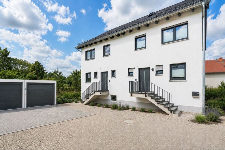 Jetzt schnell sein! Neubau-Doppelhaushälfte in Ergoldsbach mit Garten, Garage und KfW-55-Standard – Beispiel Vorderansicht nach Fertigstellung