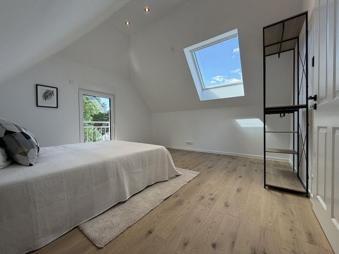 Klimatisierter hochwertiger Neubau mit Balkon und hohen Decken – Erstbezug – 11 Schlazfimmer Klima