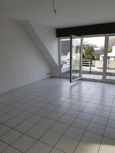 H`rath-Straß,mod.Komf.-Mais-Whg.ruhig, Südbalkon, 2.OG – Wohnzimmer