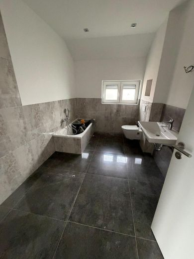 Moderne 4-Zimmer-Neubauwohnung mit Einbauküche, Balkon und Stellplatz in Rodenbach – Foto 4