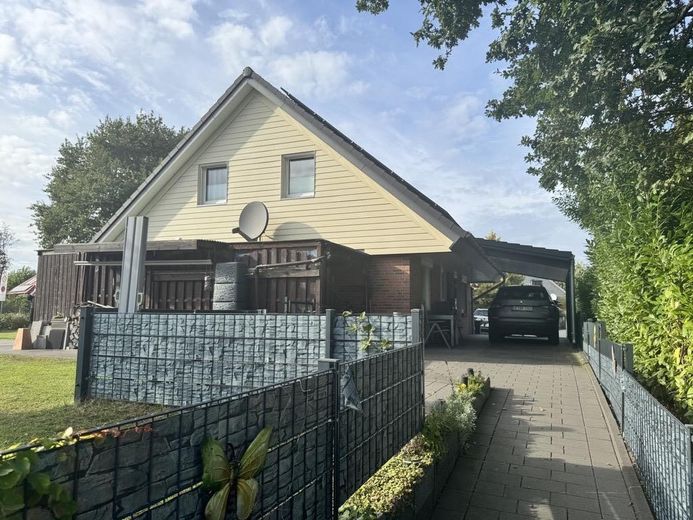 Modernisiertes Einfamilienhaus in ruhiger Sackgassenlage mit Kamin, PV-Anlage und großem Grundstück – Außenansicht