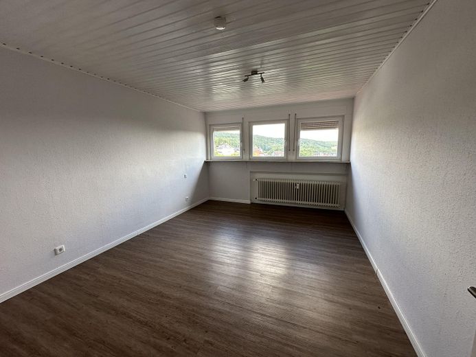 Renovierte Erdgeschoss- und Dachgeschosswohnung mit toller Aussicht zu vermieten – Wohnung Dachgeschoss