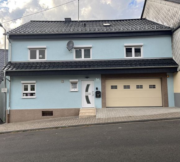 Einziehen, loskochen & wohlfühlen: Modernisiertes XL-Haus mit Traumküche, Komfort-Garage & Garten – Haus-Ansich