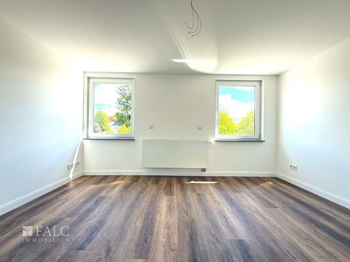 ***Erstbezug nach Kernsanierung - Doppelhaushälfte mit 7 Zimmern und großzügigem Grundstück*** – 2. Schlafzimmer OG