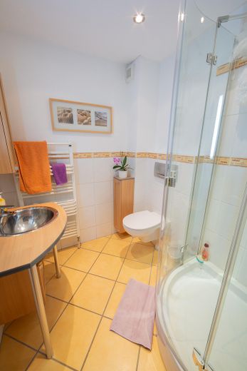Großzügiges Einfamilienhaus in bester Lage mit tollem Garten – Duschbad UG