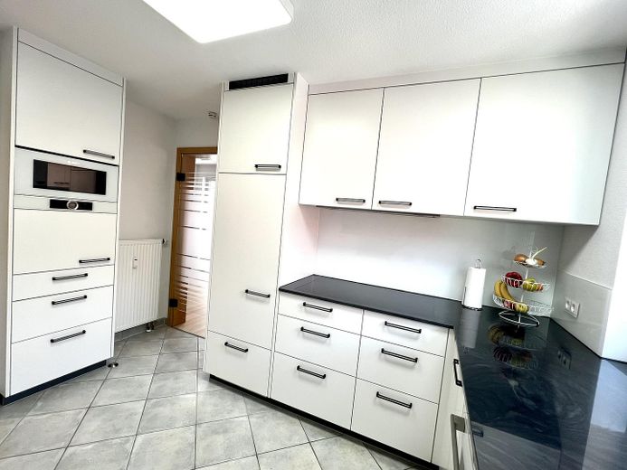 Appartamento maisonette di 4,5 locali con balcone e garage – Küche