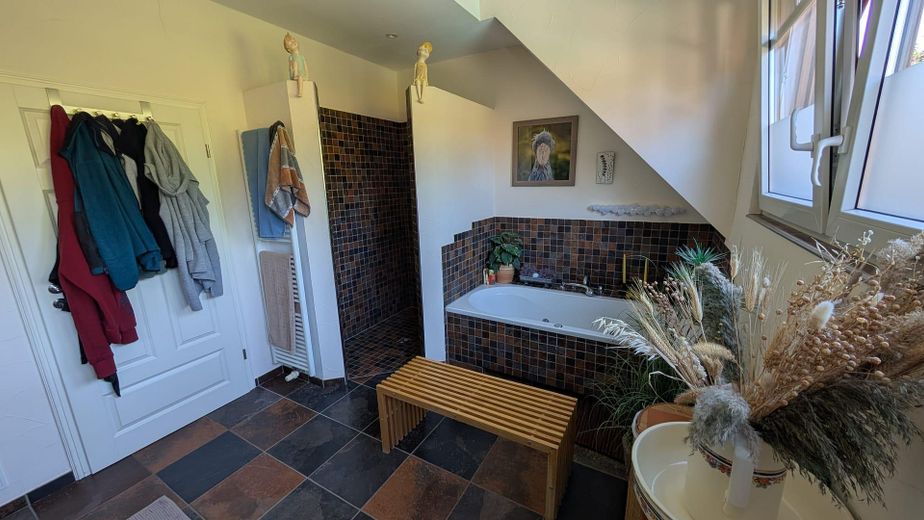 Freistehendes EFH mit Pool, Carport & ca. 1.000 m² Grundstück – provisionsfrei in Vechta – Bad 2