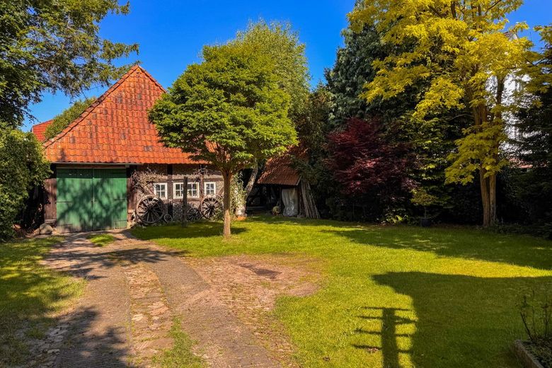 Wohnen im Denkmalschutz 6 Zimmer Reetdach Fachwerk Bauernhaus mit Gästehaus &amp; Scheune in Stuhr – Garten mit Scheune