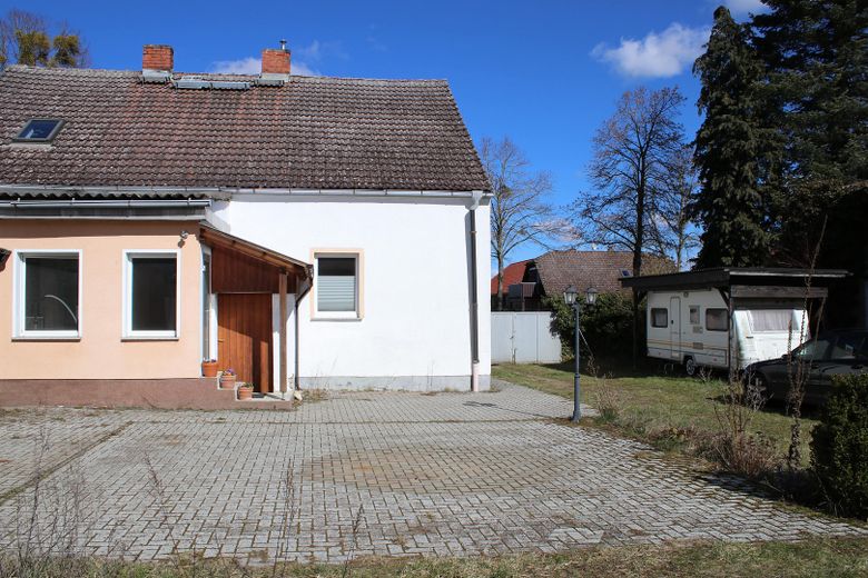 Geschützter Vierseithof mit mehreren Nebengebäuden und weitläufigem Garten – Foto 14