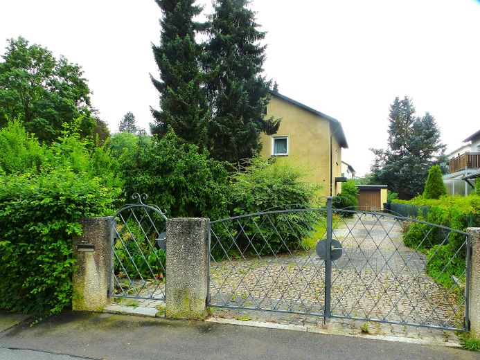 Gepflegtes Einfamilienhaus mit großem Garten – Einfahrt mit viel Platz