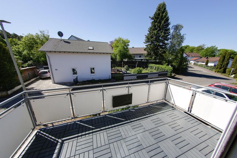 Viel Platz, viel Grün, kein Stress: Ihr neues Zuhause am Waldrand – Wohnzimmer-Balkon