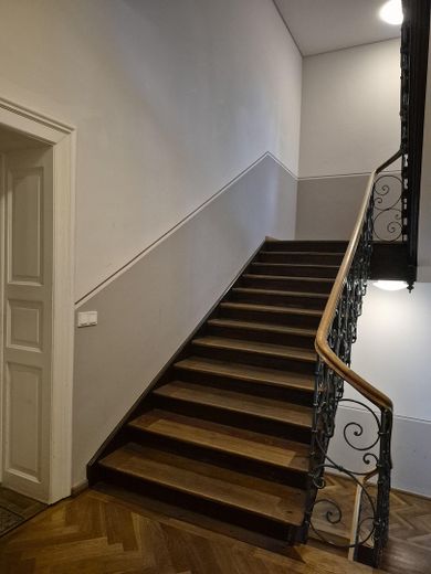 Licht, ruim ingedeeld appartement in een monumentaal pand in München – Treppenhaus