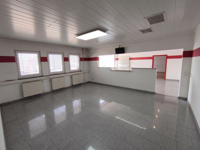 Nieruchomość komercyjna z biurem, warsztatem i terenem zewnętrznym – Büro 1 + 2