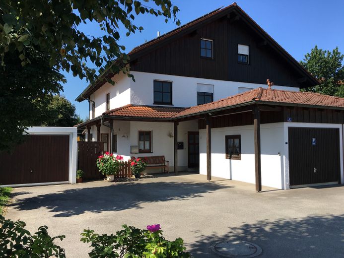 Charmante Doppelhaushälfte mit 6 Zimmern, Einbauküche und Garten – fußläufig zur S-Bahn Sauerlach – Foto 1