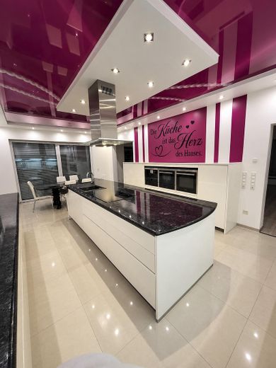 Moderne Luxusvilla: 432 m² Wohnfläche, PV-Anlage, Wärmepumpe & Sauna – Moderne Einbauküche