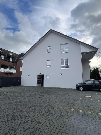 Appartement moderne de 2 pièces au dernier étage avec balcon orienté sud, situé au centre de Versmold – Haus Eingang und Parkflächen