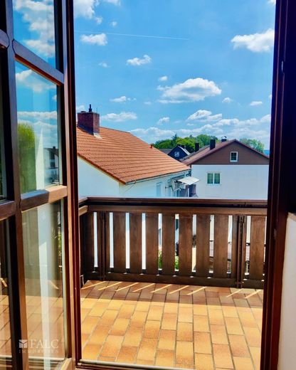 Einfach Mehr: Top gepflegte 2-Zimmer-Wohnung, EBK &amp; TG inklusive. Ruhige Wohnlage in 93333 Neustadt. – Renvierter Balkon