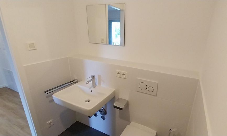 Helles, möbliertes Neubau-Apartment mit Top-Anbindung in Schöneberg – Badezimmer