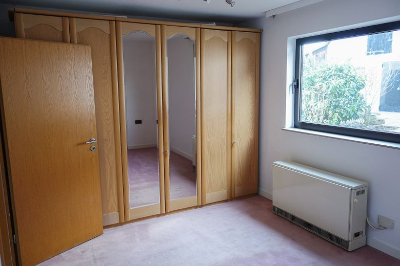 Traumhaus mit Pool & Sauna – Ihr Familienidyll in Stuttgart-Steinhaldenfeld – Schlafzimmer EG