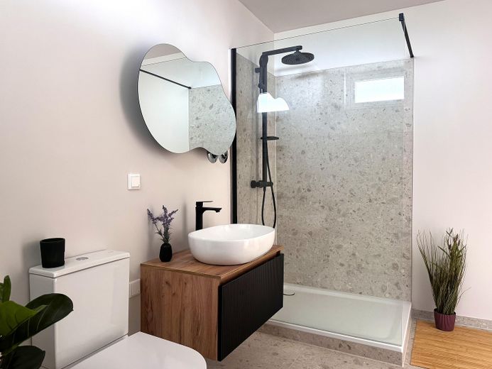 PROVISIONSFREI | Modernisierte 2-Zimmer-Wohnung mit Fernblick, großem Balkon & Einzelgarage – Bad