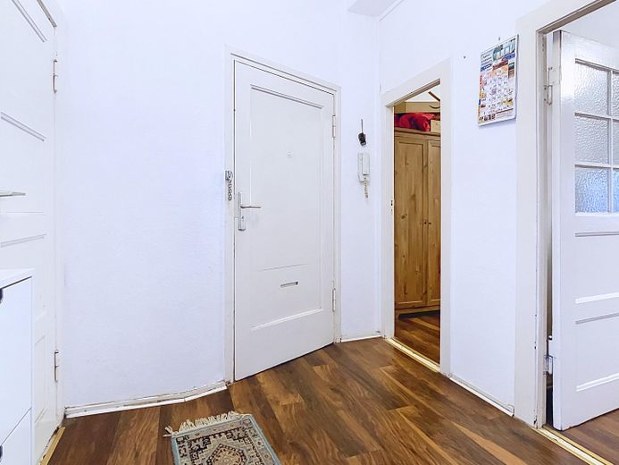 Balcone esposto a sud affacciato sul verde, ottima disposizione, bagno con vasca, cucina abitabile, completamente arredato – Alle Zimmer vom Flur begehbar