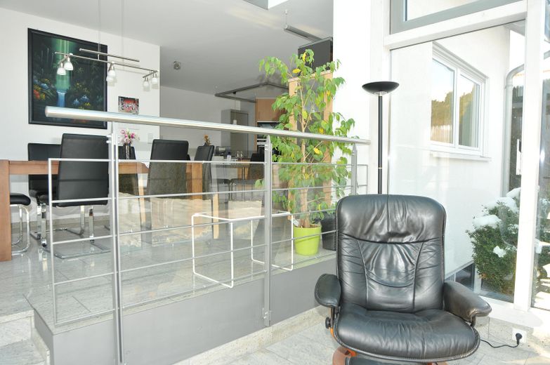 Modern architect-designed house for the large family – Essbereich vom Wintergarten
