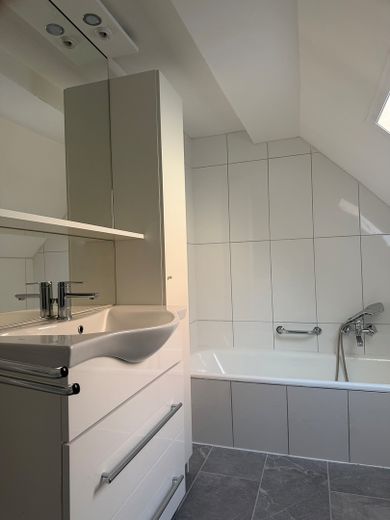 Dom jedno- lub dwurodzinny z pompą ciepła – bez prowizji – – Badezimmer OG