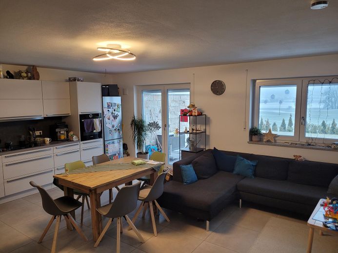 großzüger Küchen-Essbereich