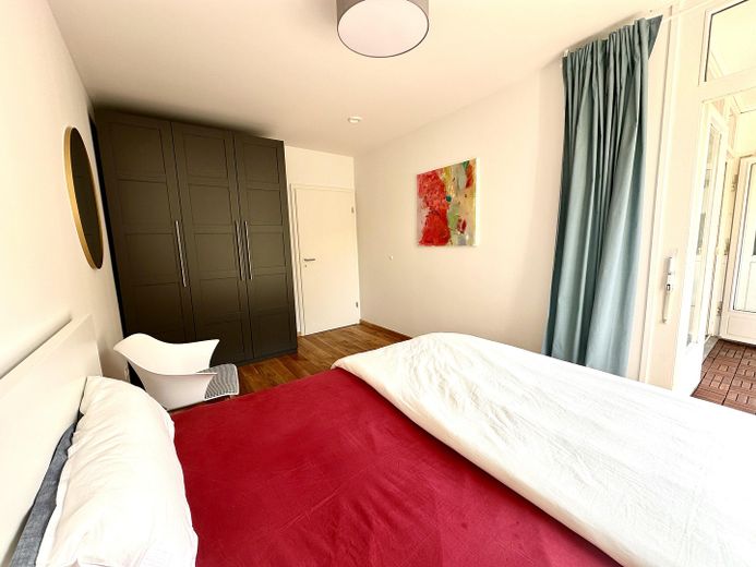 Zentrale & kernsanierte 3-Zimmer-Wohnung mit Loggia und Blick ins Grüne (befristet) – Schlafzimmer 2