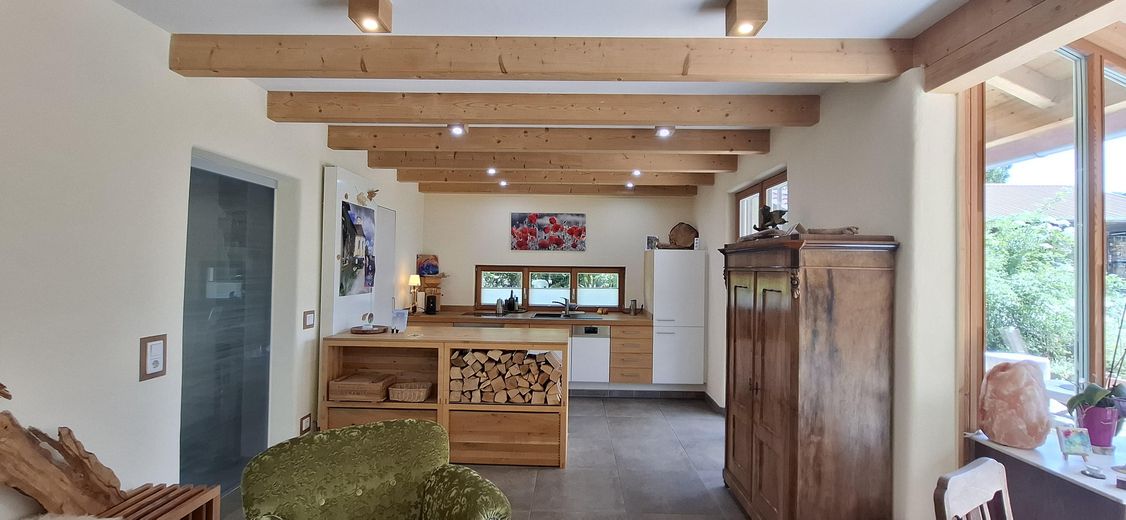 Arrivare. Respirare. Sentirsi a casa. Casa d'architetto in costruzione ecologica in legno – EG Wohnen Küche