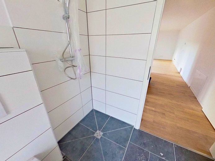 **PREMIÈRE OCCUPATION** Appartement moderne de 2 pièces avec BALCON ensoleillé – Ansicht II: Bad