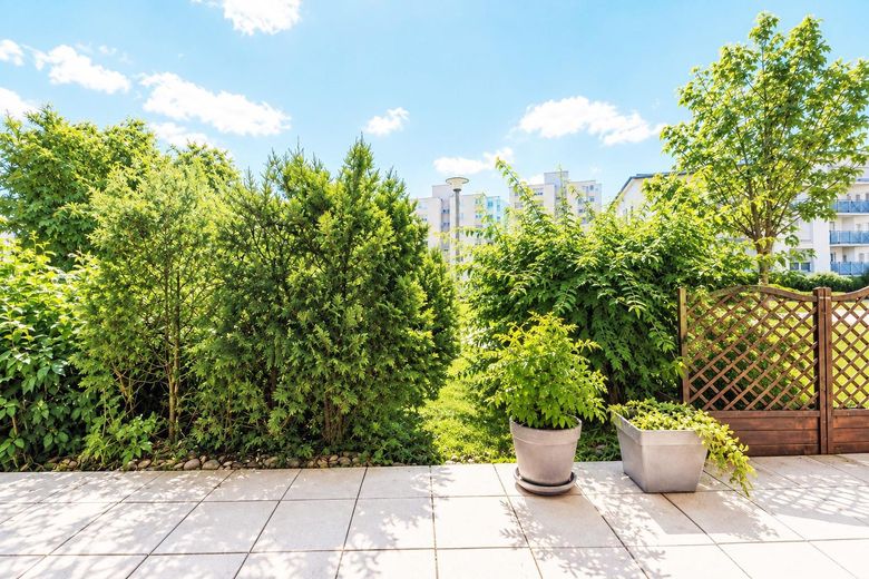 2-Etagen-Wohnung mit 2 Bädern, EBK, Terrasse, Balkon, PV-Anlage & 2 TG-Stellplätze – Terrasse EG