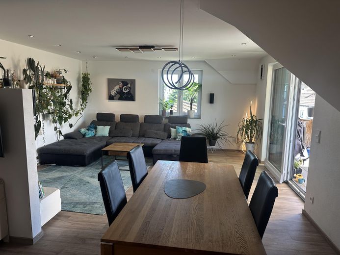 Klimaanlage! Smart-Home Traum in moderner 3-Zimmer Wohnung – Wohnzimmer 4