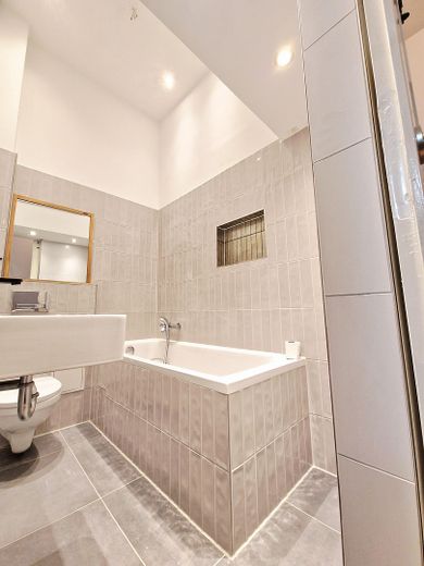 KREUZKÖLLNER KIEZ! Eleganti - 2 appartamenti d’epoca collegati | completamente ristrutturati | 3 ingressi | senza provvigione – Vollbad mit Badewanne 2- SF