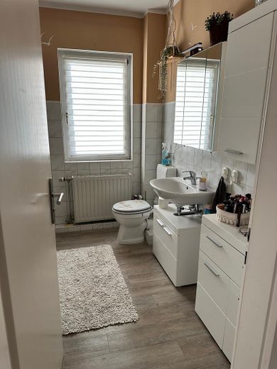 Renovierte 3- Zimmer Erdgeschosswohnung mit EBK in ruhiger Lage in 23974 Neuburg – Bad
