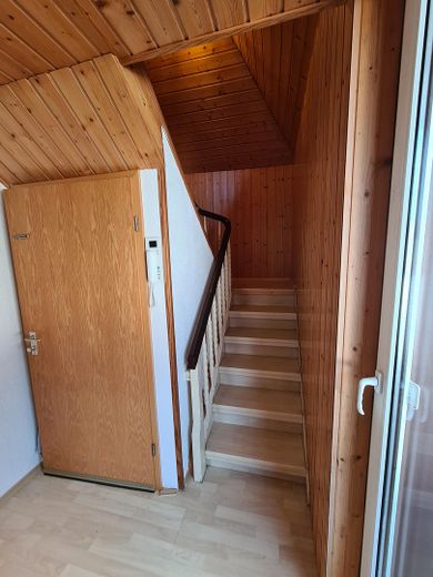 Attractive semi-detached house with two residential units and a large garden – OG Treppenaufgang