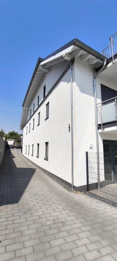 Provifrei! Erstbezug, 2 Zimmer Dachterrassenwohnung 0,76%KfW Darlehen inkl! – Einfahrt