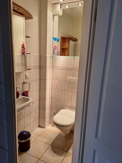 Großzügiges Wohnen im gepflegten Landhaus (nähe Golfplatz/Waldrand) PROVISIONSFREI – WC UG