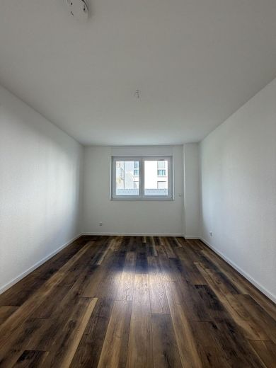 Trilocale al piano terra quasi nuovo con terrazza e giardino – Zimmer