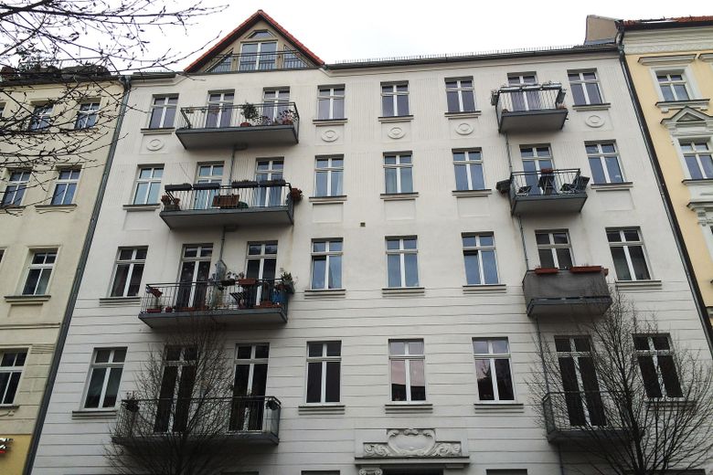 Großzügiges Helmholtzkiez-Apartment im Loft-Stil mit separatem Schlafzimmer, bezugsfrei – Hausansicht