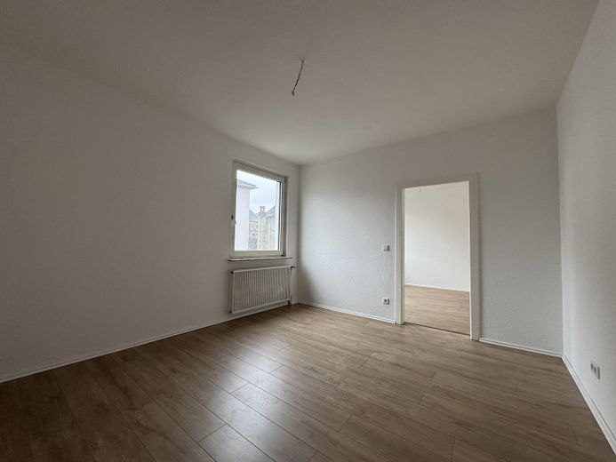 Frisch renovierte 3-Zimmer-Wohnung mit Balkon, frei ab sofort – Zimmer 3, Blick in Raum