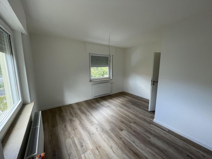 Eerste bewoning na grondige renovatie: lichte 3-kamerwoning met inbouwkeuken, balkon & garage – Arbeits-/Kinderzimmer