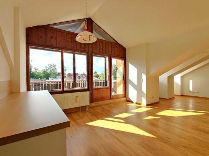 hell und geräumig: renovierte 2 Zimmer DG-Wohnung auf 69m² mit großem Gaubenbalkon ohne Provision – Blick in Wohnbereich